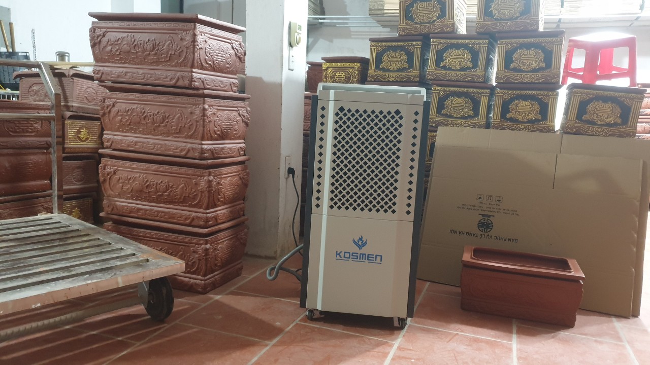 M&aacute;y h&uacute;t ẩm Kosmen KM-150S gi&uacute;p bảo quản h&agrave;ng h&oacute;a tốt hơn