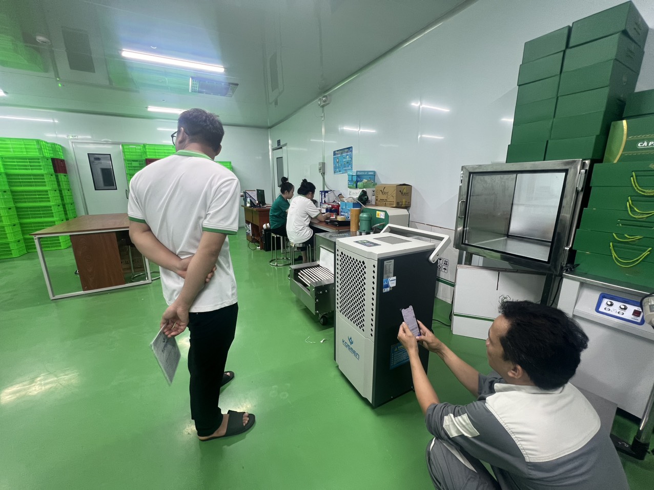 Máy hút ẩm KM-150S kiểm soát độ ẩm hiệu quả cho các doanh nghiệp có diện tích dưới 200m²