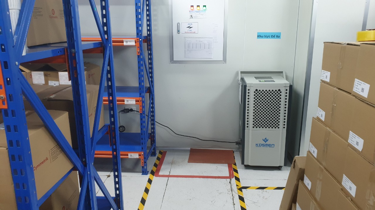 M&aacute;y h&uacute;t ẩm Kosmen KM-150S kiểm so&aacute;t độ ẩm hiệu quả v&agrave; nhanh ch&oacute;ng cho c&aacute;c doanh nghiệp c&oacute; diện t&iacute;ch dưới 200m&sup2;