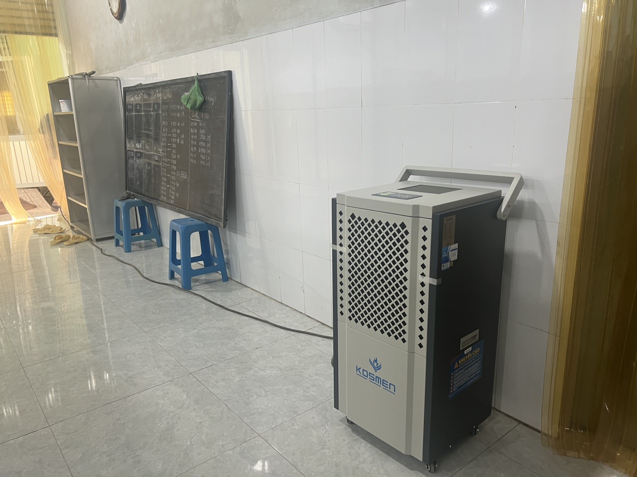 M&aacute;y h&uacute;t ẩm gi&uacute;p kiểm so&aacute;t v&agrave; bảo quản h&agrave;ng h&oacute;a, nguy&ecirc;n liệu v&agrave;o giai đoạn mưa nồm