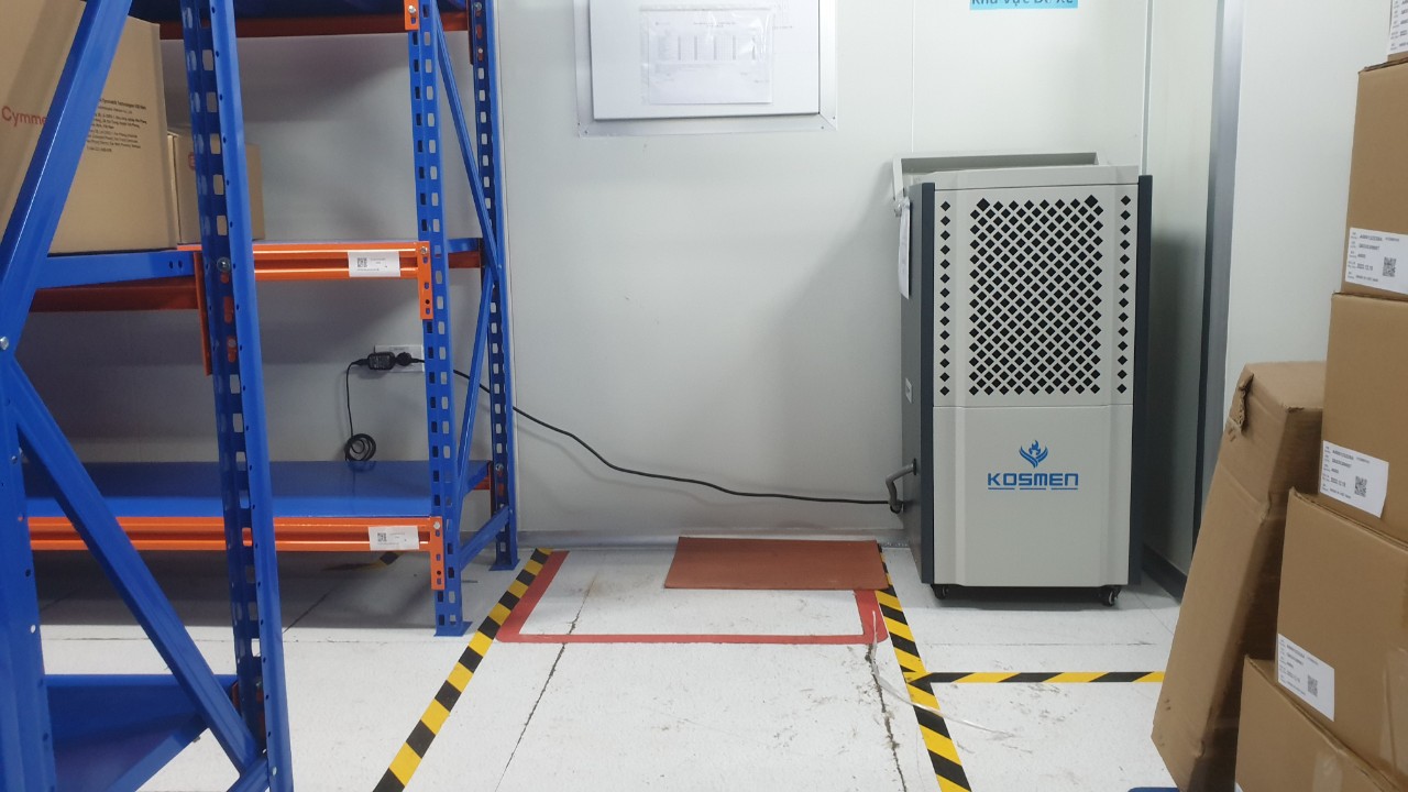 M&aacute;y h&uacute;t ẩm Kosmen KM-150S c&oacute; khả năng xử l&yacute; ẩm tốt trong kh&ocirc;ng gian rộng l&ecirc;n đến 200m2