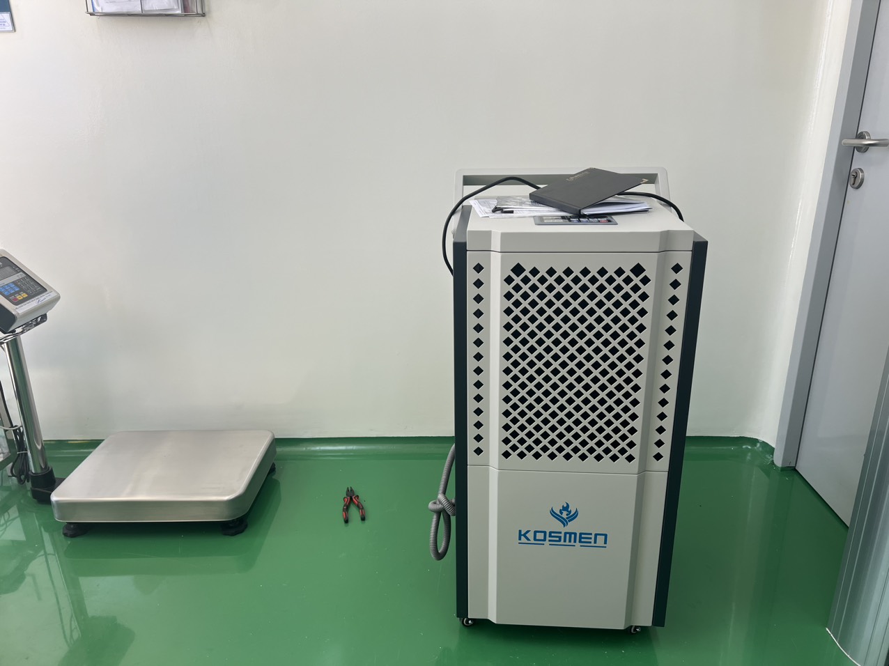 Máy hút ẩm Kosmen KM-150S bảo quản kho hàng hiệu quả nhờ nhiều tính năng thông minh 