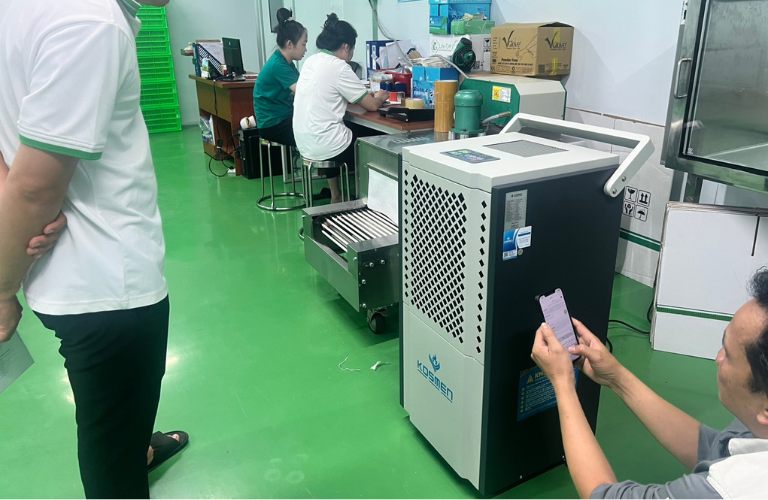 Lắp đặt m&aacute;y h&uacute;t ẩm Kosmen KM-150S xử l&yacute; ẩm trong kho lạnh