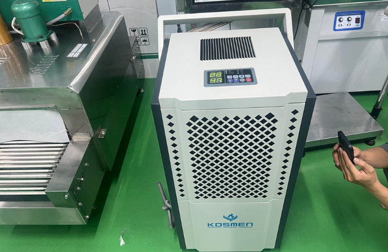 Lắp đặt m&aacute;y h&uacute;t ẩm Kosmen KM-150S xử l&yacute; ẩm trong kho lạnh