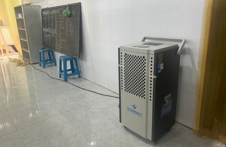 Máy hút ẩm Kosmen KM-150S sở hữu kiểu dáng nhỏ gọn cùng bảng điều khiển kỹ thuật số dễ sử dụng