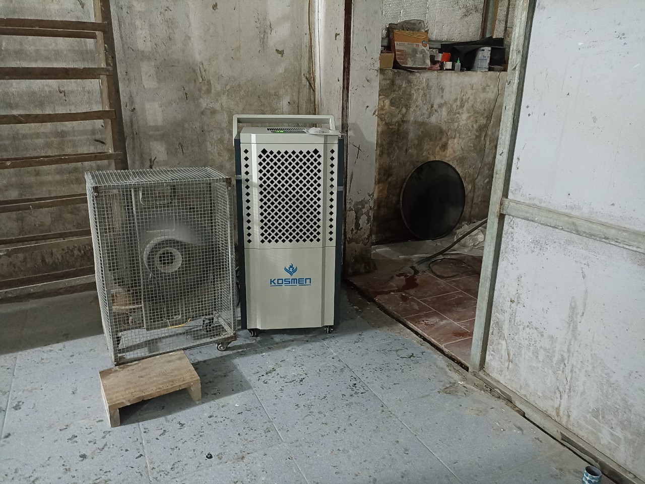 M&aacute;y h&uacute;t ẩm Kosmen được trang bị nhiều cơ chế hoạt động an to&agrave;n