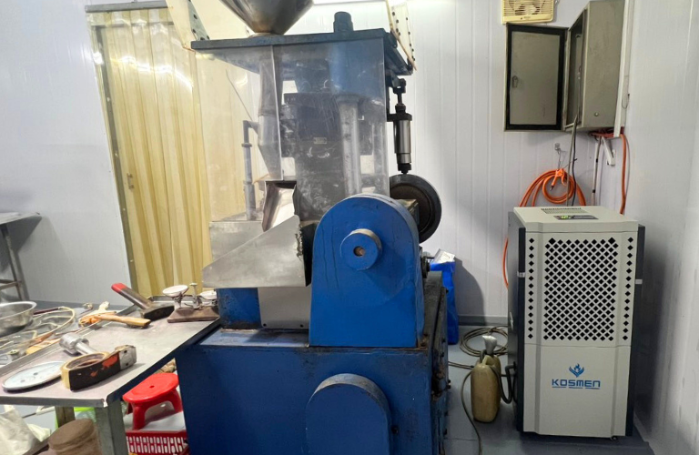 Dự &aacute;n sử dụng m&aacute;y h&uacute;t ẩm Kosmen KM-150S để duy tr&igrave; mức ẩm an to&agrave;n trong qu&aacute; tr&igrave;nh đ&oacute;ng g&oacute;i ph&acirc;n vi sinh