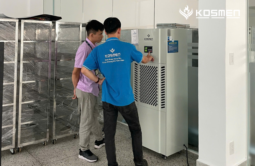 M&aacute;y h&uacute;t ẩm Kosmen KM-180S bảo quản sản phẩm gi&agrave;y d&eacute;p thể thao