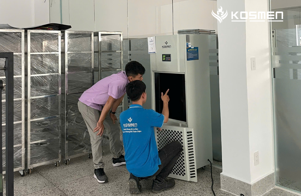 M&aacute;y h&uacute;t ẩm Kosmen KM-180S bảo quản sản phẩm gi&agrave;y d&eacute;p thể thao