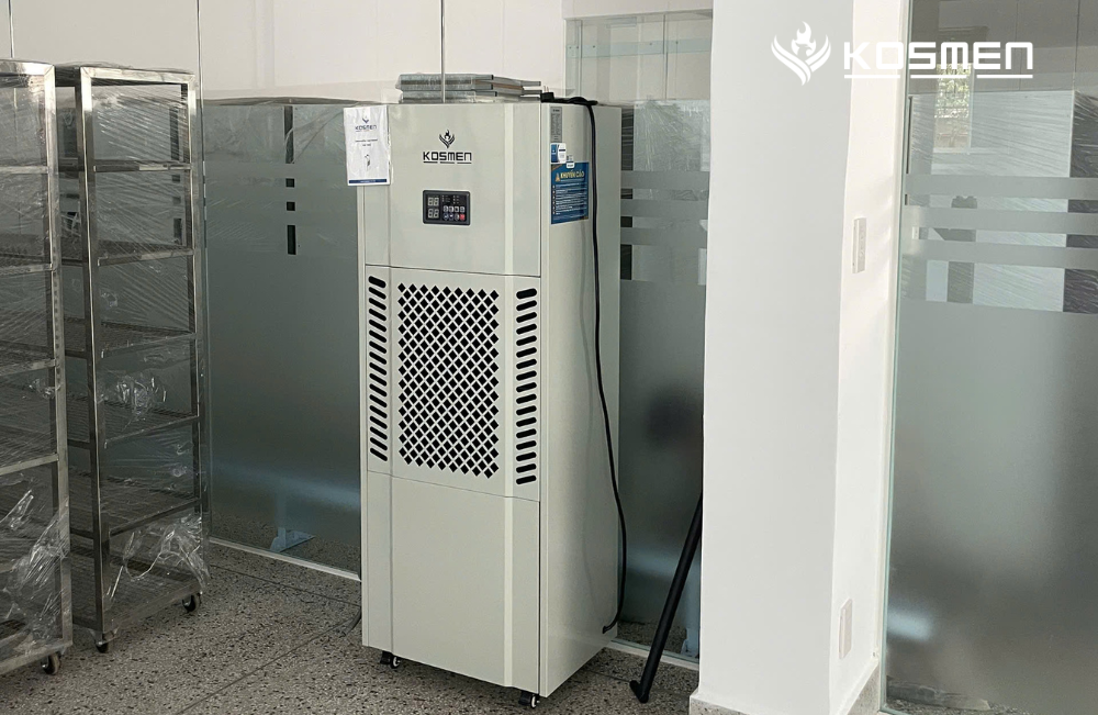 M&aacute;y h&uacute;t ẩm Kosmen KM-180S bảo quản sản phẩm gi&agrave;y d&eacute;p thể thao