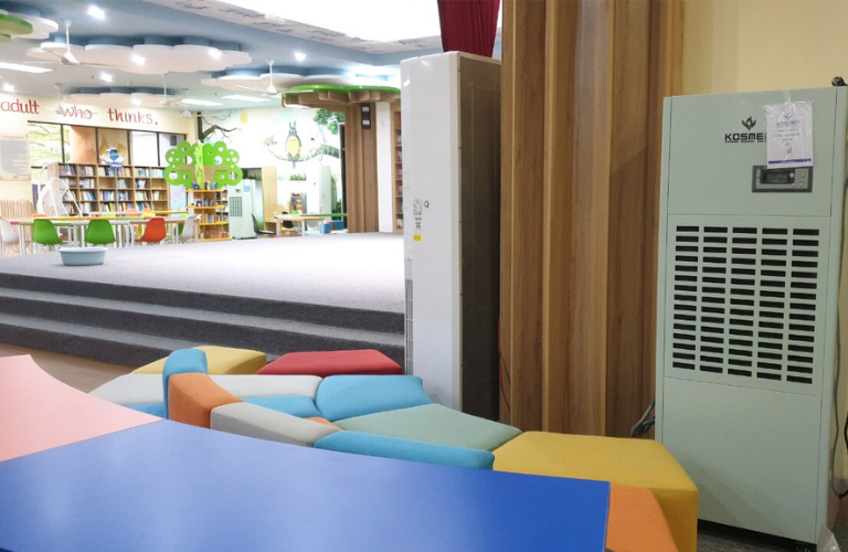 M&aacute;y h&uacute;t ẩm Kosmen KM-180S c&oacute; khả năng loại bỏ ẩm thấp hiệu quả, th&iacute;ch hợp sử dụng tỏng thư viện, nh&agrave; s&aacute;ch c&oacute; diện t&iacute;ch rộng