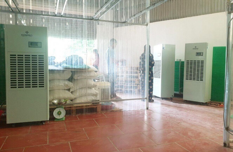 Sấy b&aacute;nh tr&aacute;ng bằng m&aacute;y h&uacute;t ẩm Kosmen KM-180S gi&uacute;p th&agrave;nh phẩm kh&ocirc;ng bị ẩm mốc, tăng thời hạn sử dụng