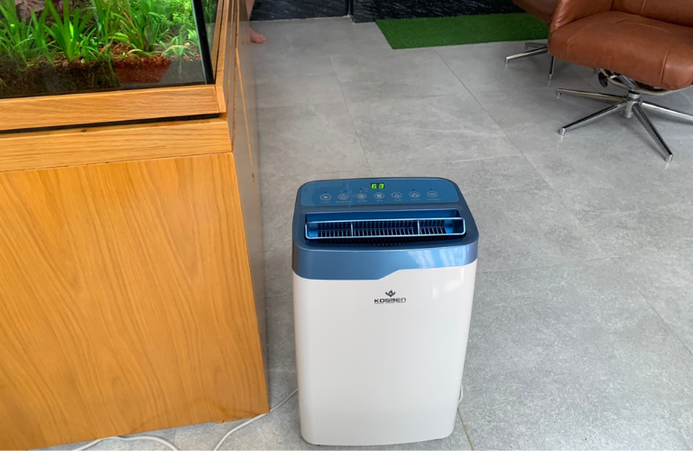 M&aacute;y h&uacute;t ẩm Kosmen KM-20N c&oacute; khả năng sấy kh&ocirc; quần &aacute;o v&agrave; lọc kh&ocirc;ng kh&iacute; bằng ion &acirc;m