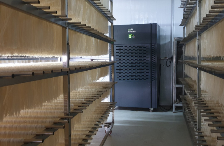 Lắp đặt m&aacute;y h&uacute;t ẩm c&ocirc;ng nghiệp c&ocirc;ng suất lớn Kosmen KM - 480S hỗ trợ sấy b&uacute;n kh&ocirc; 