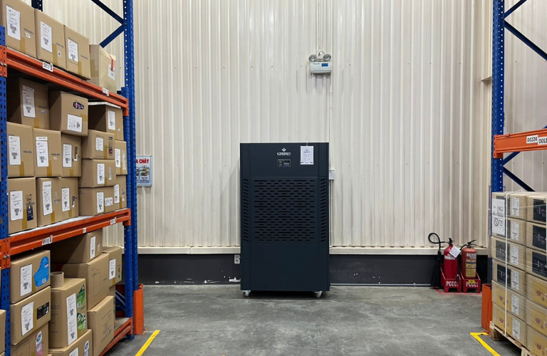 M&aacute;y h&uacute;t ẩm Kosmen KM-480S c&oacute; khả năng chống ẩm mốc h&agrave;ng h&oacute;a trong kh&ocirc;ng gian lớn l&ecirc;n tới 800m2