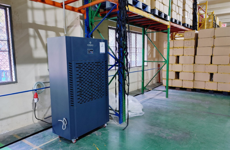M&aacute;y h&uacute;t ẩm Kosmen KM-480S được ứng dụng để kiểm so&aacute;t ẩm kho xưởng