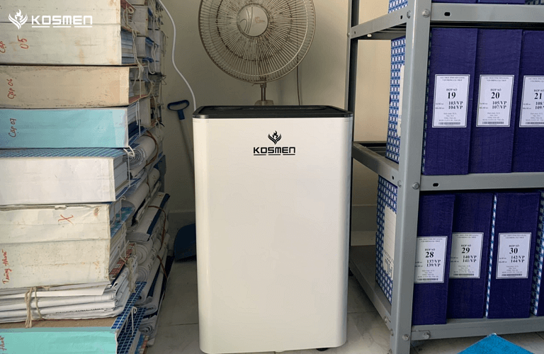 Việc ứng dụng thêm máy hút ẩm giúp hạn chế tình trạng ẩm mốc tài liệu, sách báo