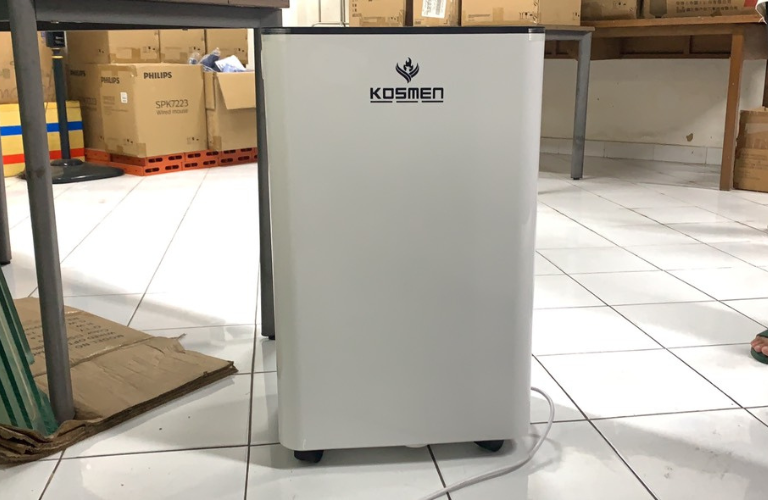 M&aacute;y h&uacute;t ẩm Kosmen KM-60S c&oacute; t&iacute;ch hợp nhiều t&iacute;nh năng tiện lợi, c&oacute; thể sử dụng trong đa dạng kh&ocirc;ng gian