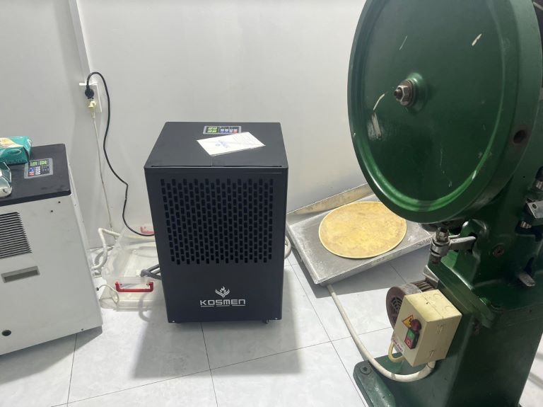 M&aacute;y h&uacute;t ẩm Kosmen KM-90S h&uacute;t ẩm cho vi&ecirc;n giặt dạng sủi với mức ẩm dưới 30%