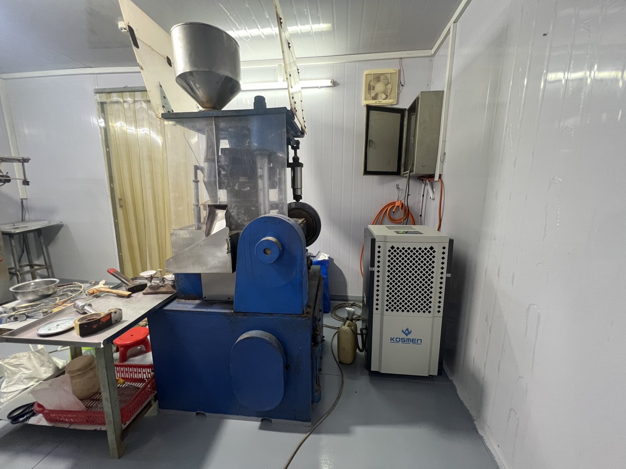 M&aacute;y h&uacute;t ẩm Kosmen KM-150S c&ocirc;ng suất mạnh mẽ đ&aacute;p ứng cho c&aacute;c doanh nghiệp tại Ph&uacute; Thọ