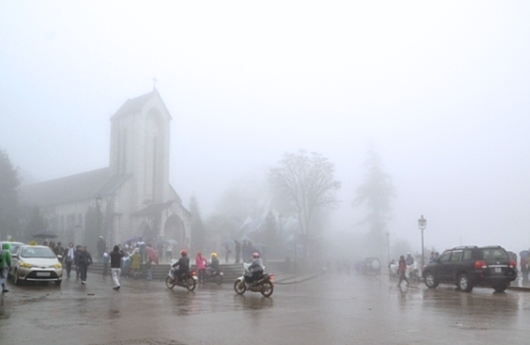 Mưa ph&ugrave;n, sương gi&aacute; bao phủ th&agrave;nh phố Sapa - L&agrave;o Cai