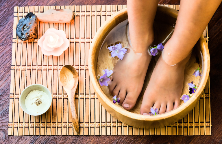 Ngâm chân nước ấm giúp cải thiện tuần hoàn máu và giúp ngủ ngon hơn