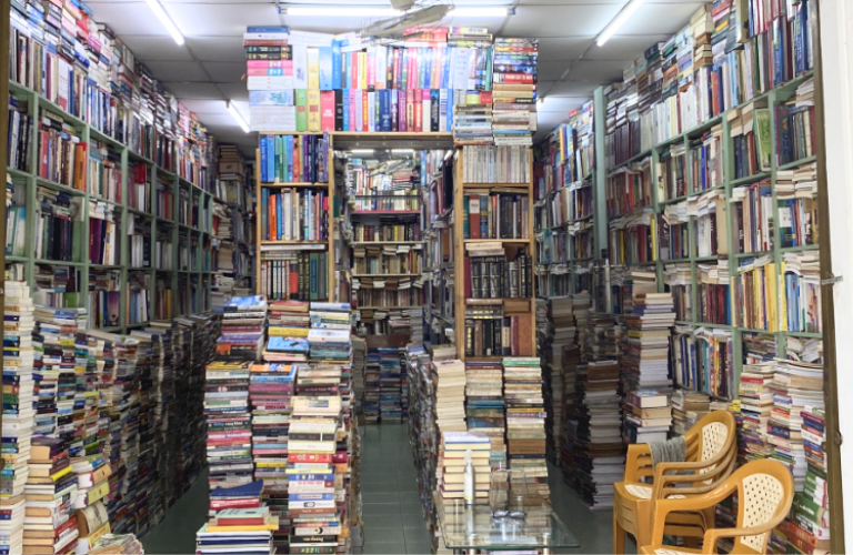 Nh&agrave; s&aacute;ch thiếu sự th&ocirc;ng tho&aacute;ng c&oacute; thể g&acirc;y ra t&igrave;nh trạng ẩm thấp, nấm mốc