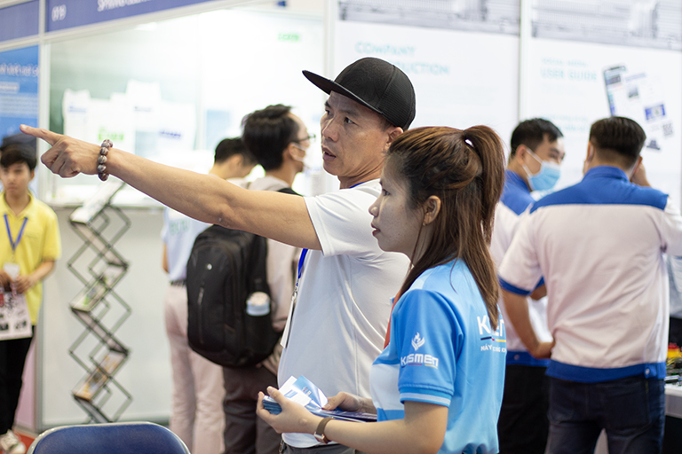 Nh&acirc;n vi&ecirc;n Kosmen giải đ&aacute;p thắc mắc của kh&aacute;ch tham quan về sản phẩm 