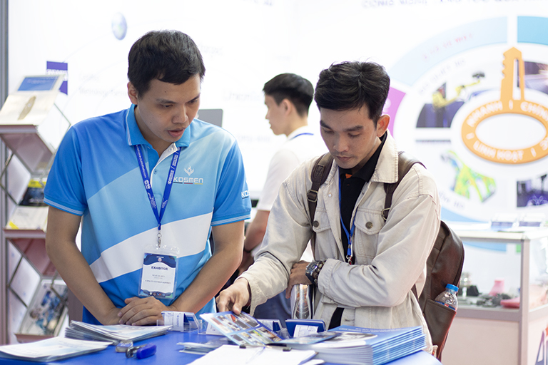 Kh&aacute;ch tham quan nhận được sự hỗ trợ tận t&igrave;nh từ Kosmen