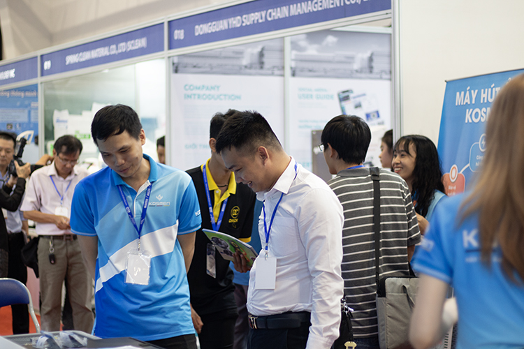 Kh&aacute;ch h&agrave;ng trao đổi với Kosmen về sản phẩm m&aacute;y lọc kh&ocirc;ng kh&iacute;