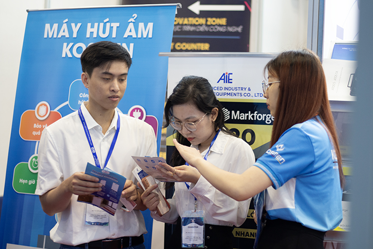 Kh&aacute;ch h&agrave;ng được nh&acirc;n vi&ecirc;n Kosmen tư vấn nhiệt t&igrave;nh 