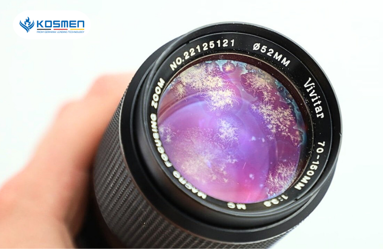 Độ ẩm cao khiến cho ống k&iacute;nh m&aacute;y ảnh dễ bị nấm mốc 