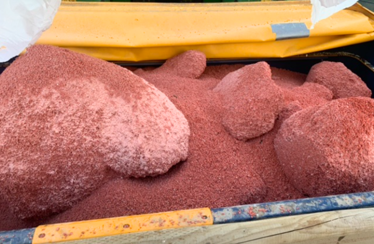 Ph&acirc;n b&oacute;n bị độ ẩm x&acirc;m nhập dẫn đến t&igrave;nh trạng kết d&iacute;nh, v&oacute;n cục