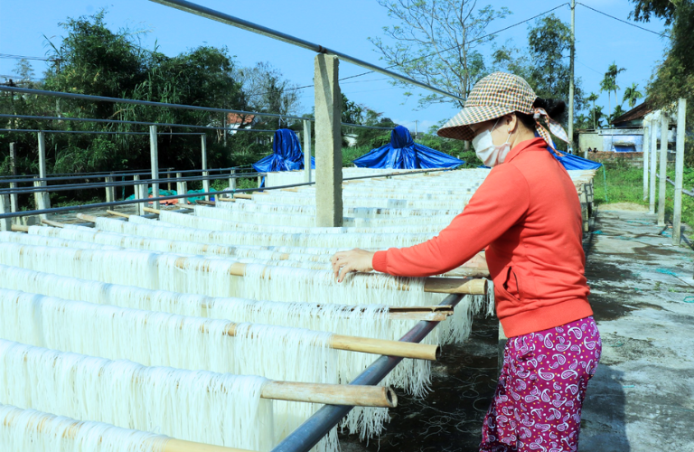 Phương ph&aacute;p sơi nắng thủ c&ocirc;ng được nhiều cơ sở sản xuất sử dụng để l&agrave;m kh&ocirc; sợi b&uacute;n