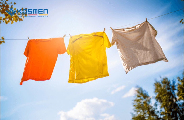 Phơi khô quần áo trước khi cất tránh ẩm mốc tủ quần áo