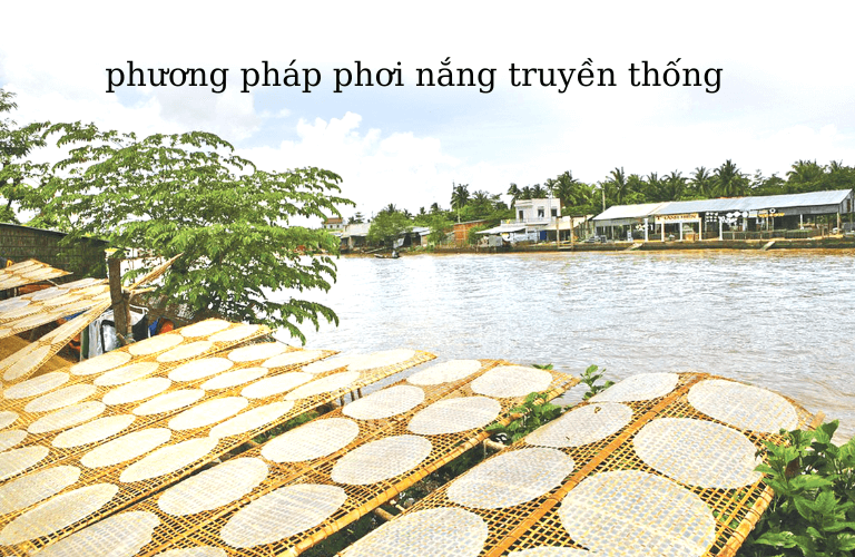 Phơi b&aacute;nh đa nem truyền thống bị phụ thuộc v&agrave;o thời tiết v&agrave; kh&ocirc;ng đảm bảo tốt chất lượng th&agrave;nh phẩm