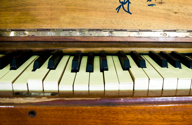 Đ&agrave;n piano bị kẹt ph&iacute;m do độ ẩm x&acirc;m nhập