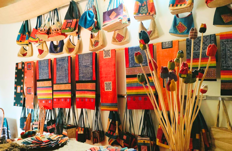 C&aacute;c sản phẩm dệt thổ cẩm tại H&agrave; Giang lu&ocirc;n được kh&aacute;ch du lịch d&agrave;nh lời khen c&oacute; c&aacute;nh về t&iacute;nh thẩm mỹ v&agrave; sự tỉ mỉ trong từng chi tiết