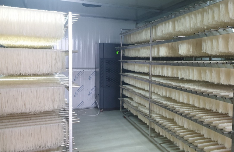 Sấy b&uacute;n bằng m&aacute;y h&uacute;t ẩm Kosmen KM-480S gi&uacute;p sợi b&uacute;n kh&ocirc;ng bị mất chất dinh dưỡng