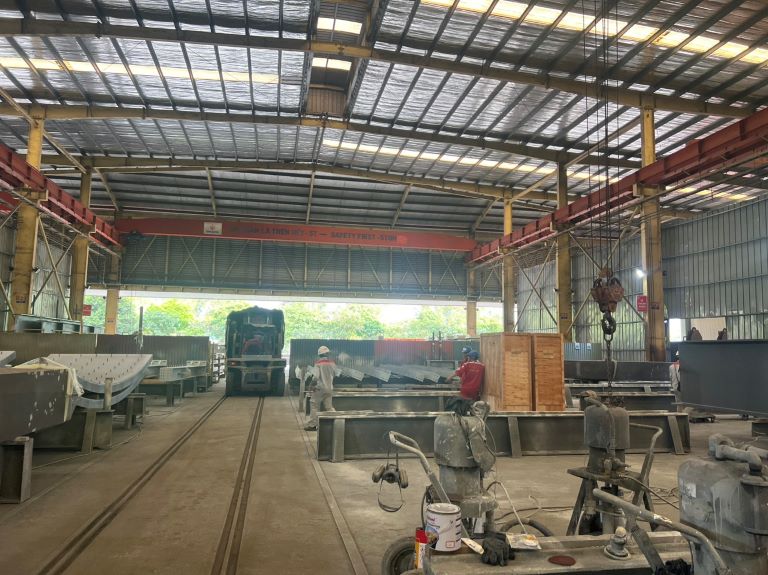 M&aacute;y h&uacute;t ẩm Kosmen được sử dụng để sấy kh&ocirc; sơn sắt th&eacute;p