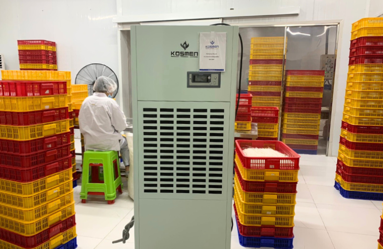 Việc sử dụng m&aacute;y h&uacute;t ẩm Kosmen KM-180S gi&uacute;p duy tr&igrave; mức ẩm an to&agrave;n cho sợi phở kh&ocirc; trong qu&aacute; tr&igrave;nh sản xuất