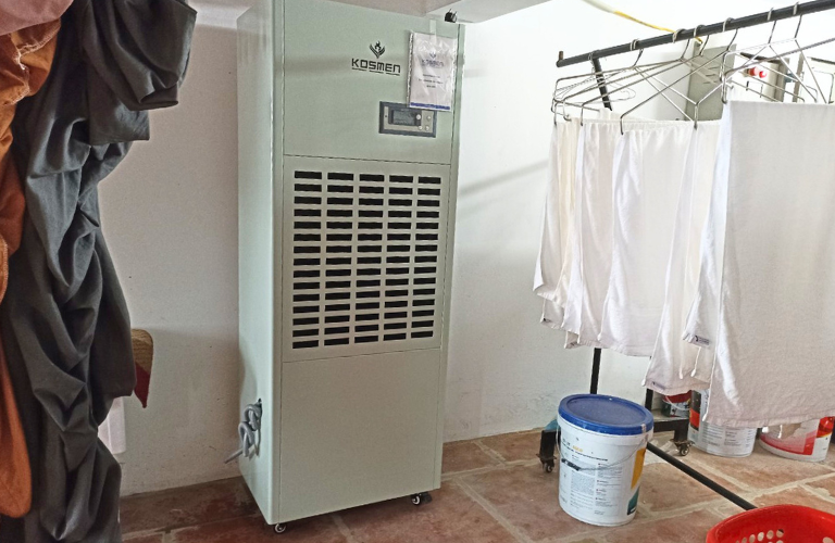 Sử dụng máy hút ẩm Kosmen để sấy khô quần áo ở khách sạn