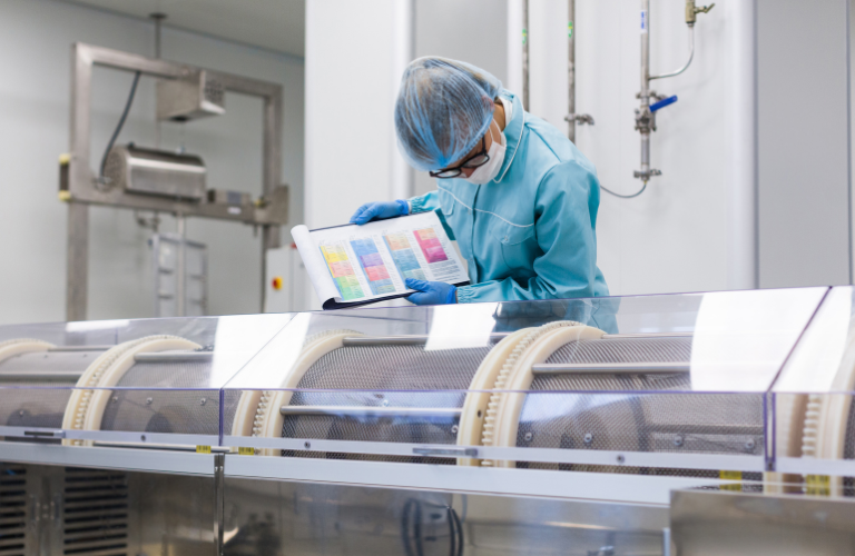 Vi&ecirc;n nang mềm được sấy trong lồng sấy sau khi đ&oacute;ng nang