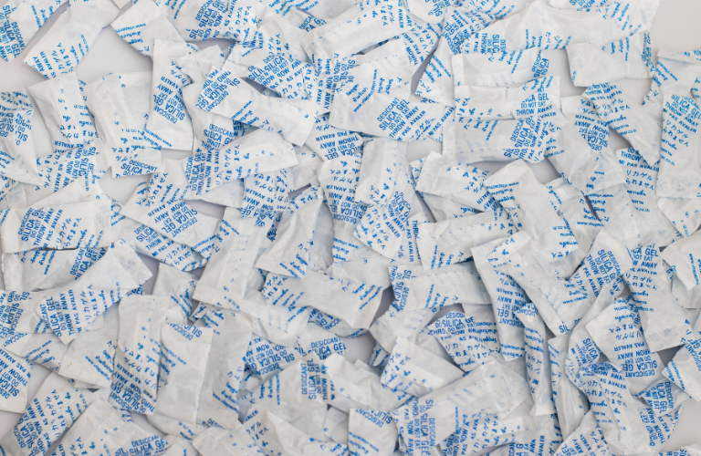 Sử dụng g&oacute;i h&uacute;t ẩm để bảo quản c&aacute;c loại nhạc cũ