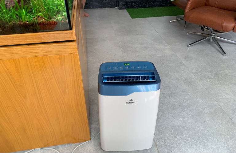 Sử dụng m&aacute;y h&uacute;t ẩm Kosmen KM-20N trong nh&agrave; gi&uacute;p loại bỏ t&igrave;nh trạng trơn trượt, ngưng tụ hơi ẩm