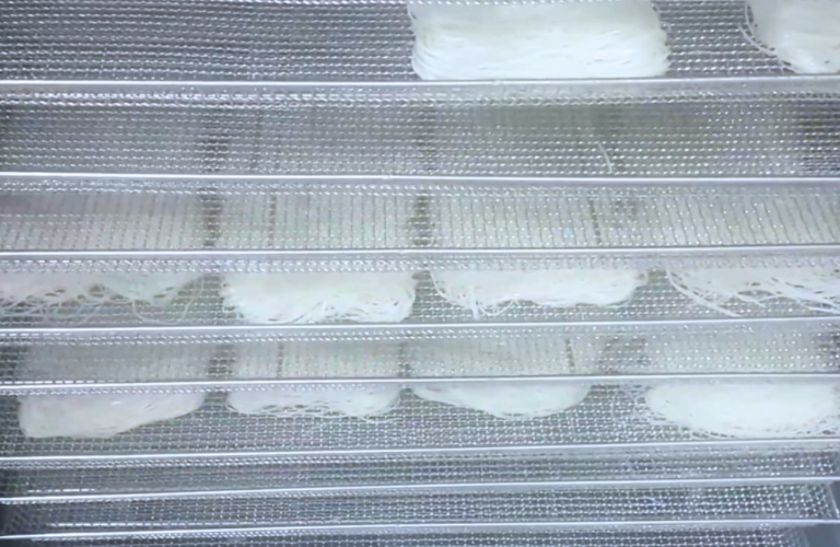 Sử dụng m&aacute;y sấy chuy&ecirc;n dụng để sấy b&uacute;n kh&ocirc;, phở kh&ocirc;