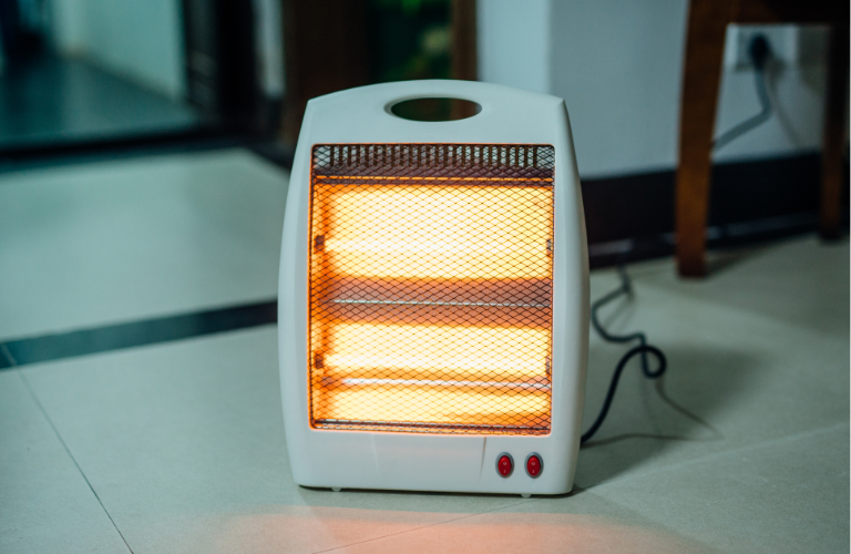 Người d&acirc;n Đ&agrave; Lạt sử dụng m&aacute;y sưởi để sưởi ấm ph&ograve;ng