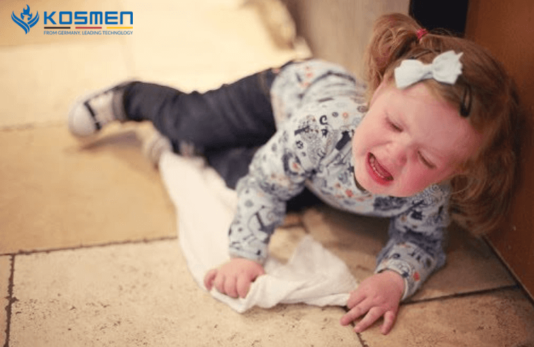 Nền nhà đổ mồ hôi trơn trượt khiến trẻ em dễ bị trượt ngã
