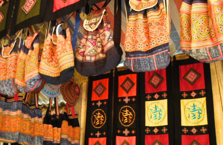 Dệt thổ cẩm l&agrave; nghề truyền thống của c&aacute;c d&acirc;n tộc huyện Mai Ch&acirc;u (tỉnh H&ograve;a B&igrave;nh)