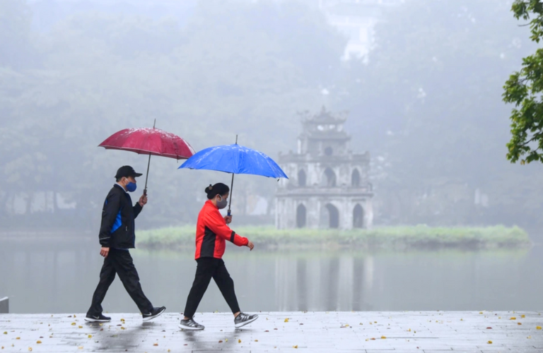 Người cao tuổi dễ mắc bệnh về đường hô hấp khi thời tiết mưa phùn, nồm ẩm